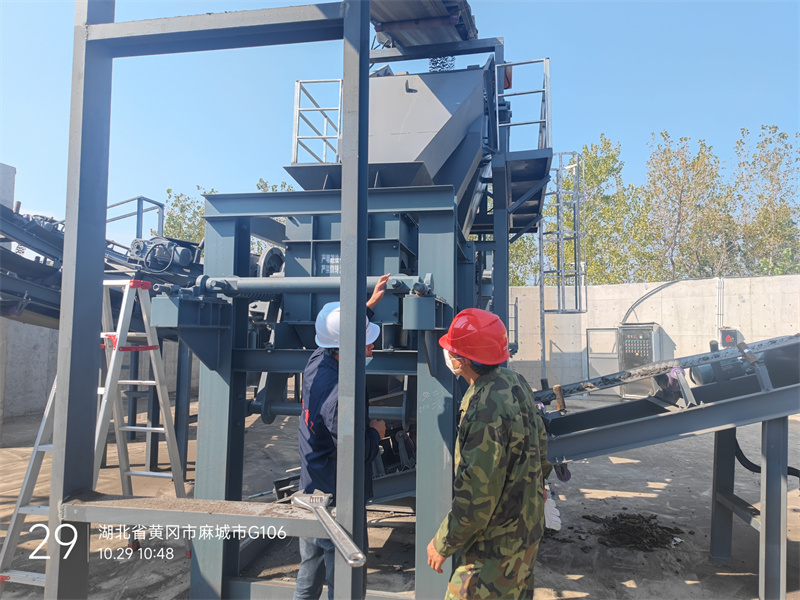 大塊瀝青破碎機(jī)(圖1) 大塊瀝青破碎機(jī)(圖1)