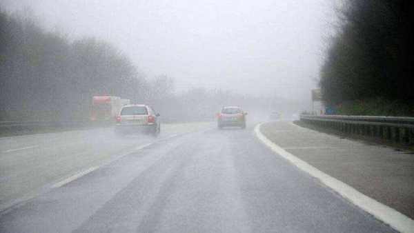 下雨天的高速公路 下雨天的高速公路