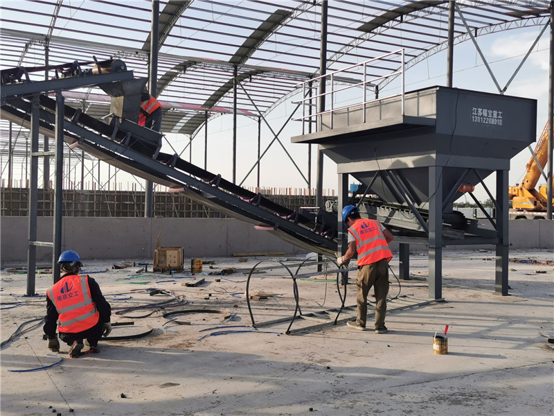 錫寶重工員工們冒著高溫在江蘇淮安客戶現(xiàn)場進(jìn)行設(shè)備安裝(圖6) 錫寶重工員工們冒著高溫在江蘇淮安客戶現(xiàn)場進(jìn)行設(shè)備安裝(圖6)