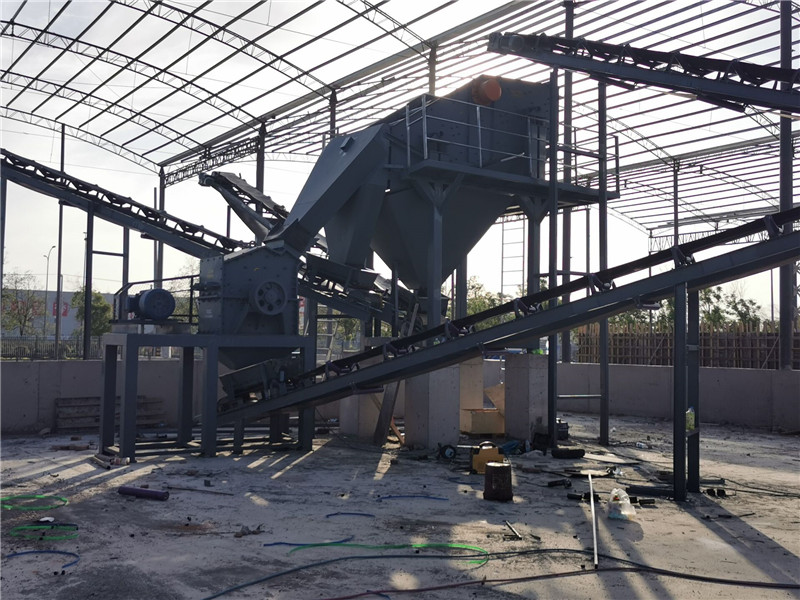 錫寶重工員工們冒著高溫在江蘇淮安客戶現(xiàn)場進(jìn)行設(shè)備安裝(圖4) 錫寶重工員工們冒著高溫在江蘇淮安客戶現(xiàn)場進(jìn)行設(shè)備安裝(圖4)